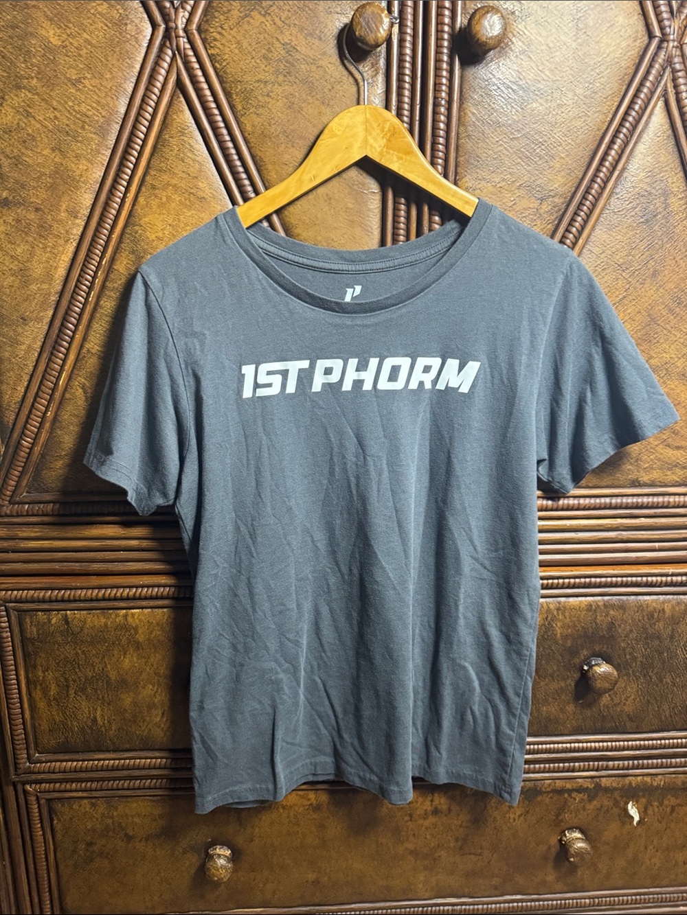 Women’s 1st Phorm Logo Tee in Dark Gray